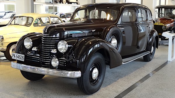 Да, &Scaron;koda произвежда автомобили, наречени Superb последователно от 2001 година насам. Но името е използвано за първи път през 1934-а, което е по-слабо известно. Почти всички модели имат редови шестцилиндрови двигатели. Точно в края на десетилетието обаче &Scaron;koda прави малък брой версии, наречени 4000, които бяха задвижвани от 4-литров V8.

Както може да се предположи, това е най-големият и най-мощен от всички двигатели на &Scaron;koda от 30-те години на миналия век, като осигурява близо 100 к.с. Малцина са имали шанса да го изпитат, тъй като са пуснати около 10 екземпляра. После идва войната.